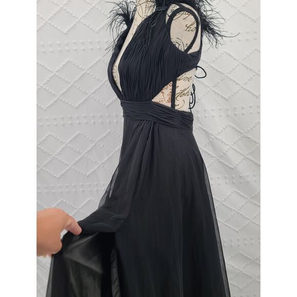 Mac Duggal 68113 black plunge faux ostrich feather A-line gown Size 4 Formal - Picture 6 of 15